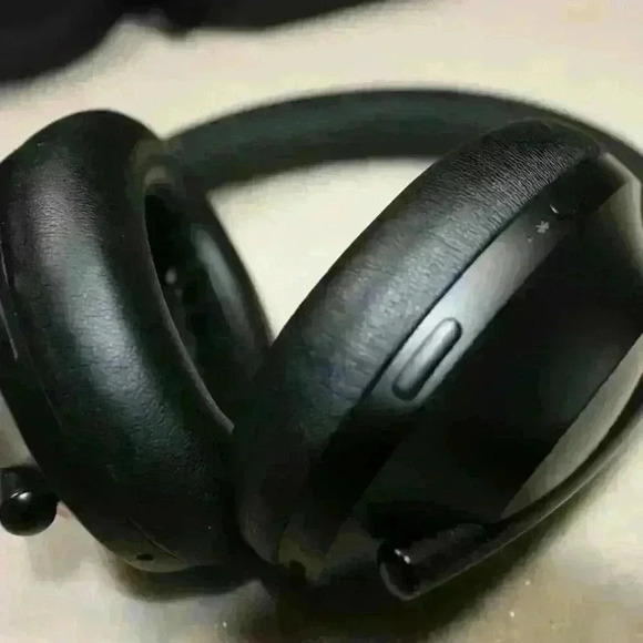 BOSE Noise Canceling 700 Headphones Over-Ear Wireless Bluetooth Built-In Mic - Picture 5 of 12